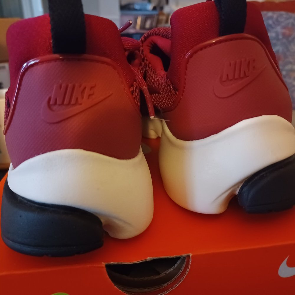 Nike Women's Presto Fly SE, SZ 8, Maroon - Picture 3 of 5